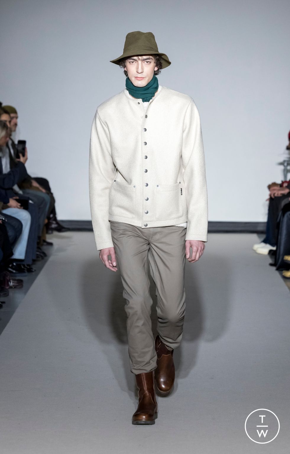 Fashion Week Paris Fall/Winter 2026 look 3 from the Agnès B collection menswear