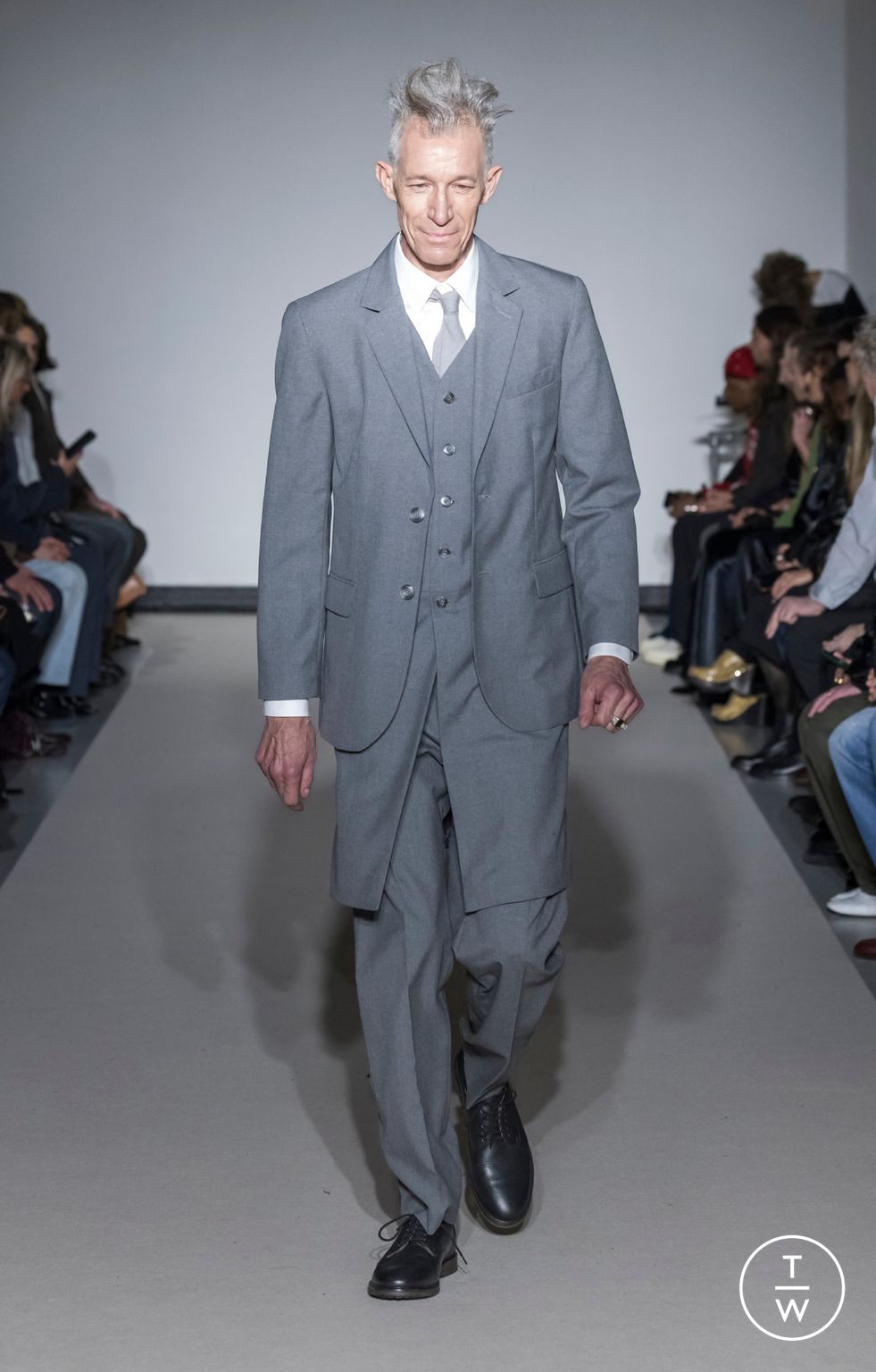 Fashion Week Paris Fall/Winter 2026 look 32 from the Agnès B collection menswear