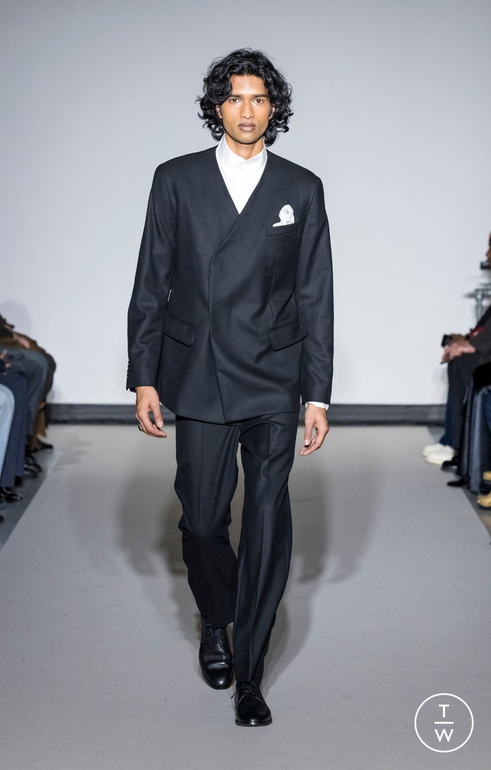 Fashion Week Paris Fall/Winter 2026 look 34 from the Agnès B collection menswear