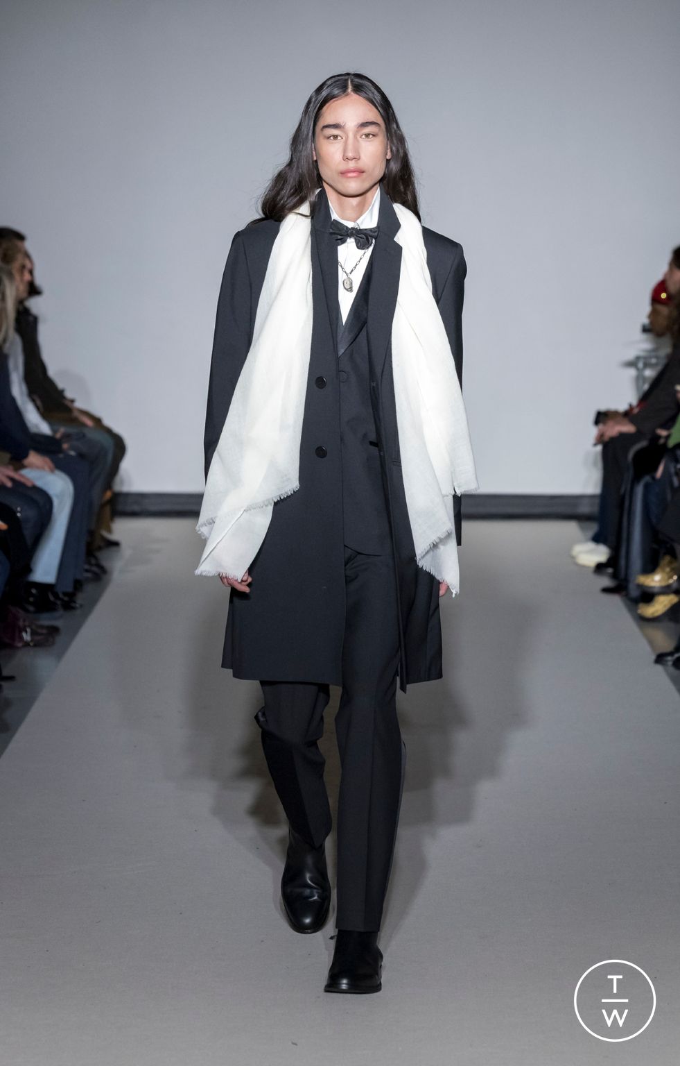 Fashion Week Paris Fall/Winter 2026 look 35 from the Agnès B collection menswear