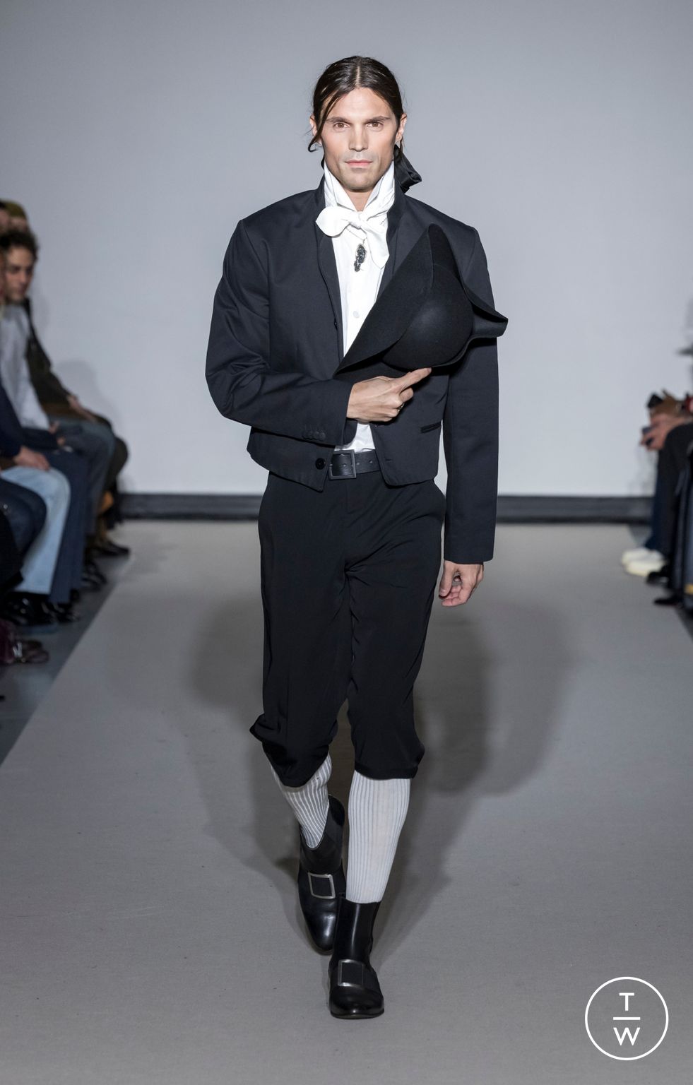 Fashion Week Paris Fall/Winter 2026 look 36 from the Agnès B collection 男装