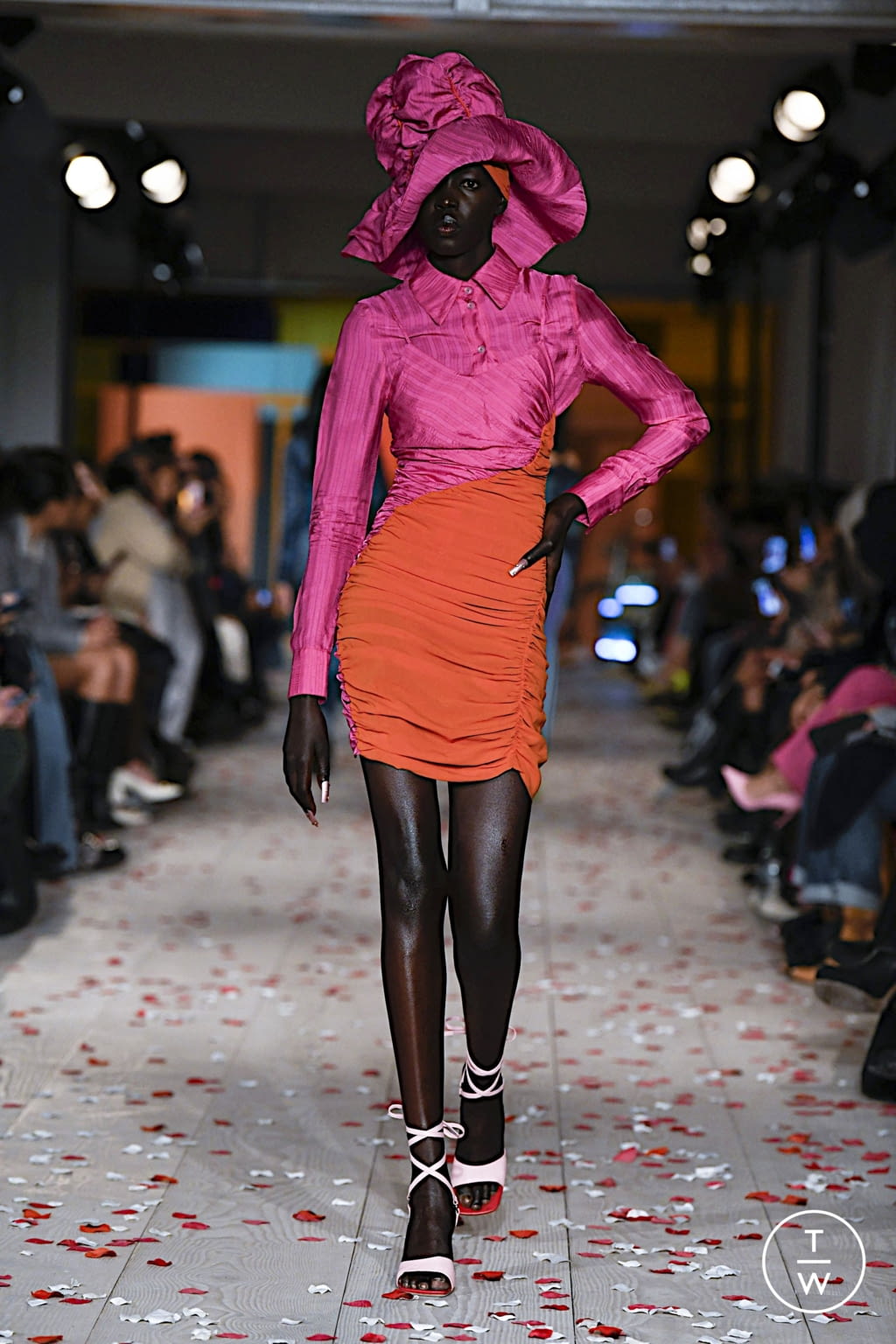 Fashion Week London Fall/Winter 2022 look 16 from the Ahluwalia collection 女装