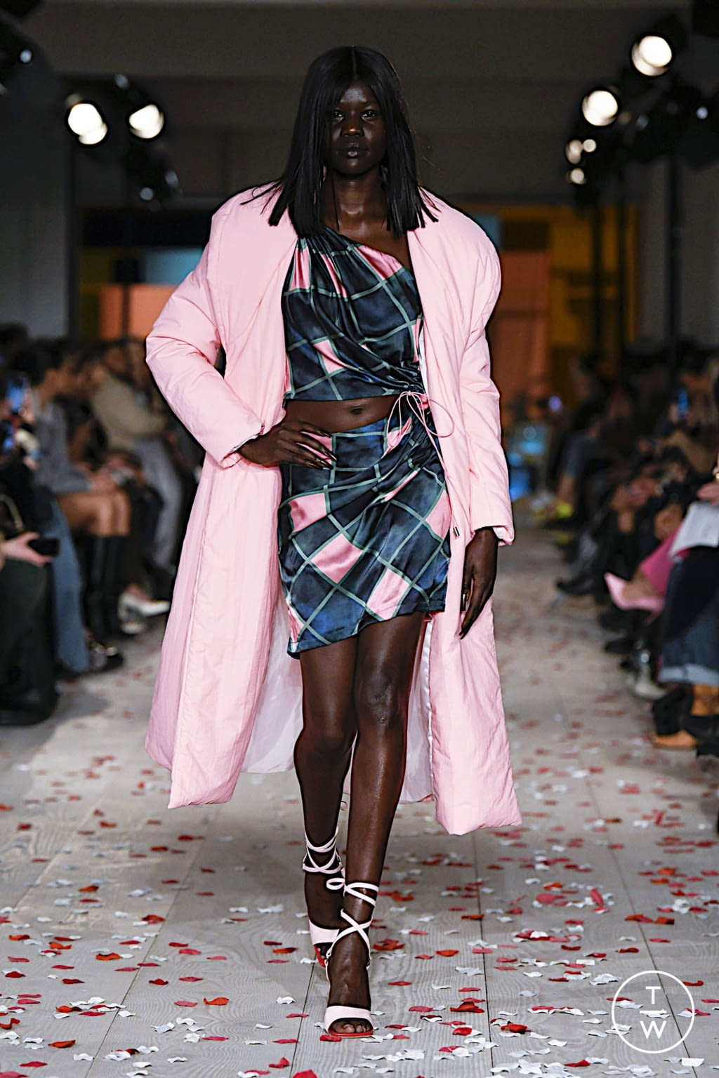 Fashion Week London Fall/Winter 2022 look 28 from the Ahluwalia collection womenswear