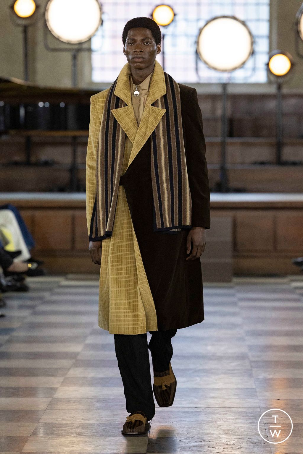 Fashion Week London Fall/Winter 2023 look 33 from the Ahluwalia collection 女装