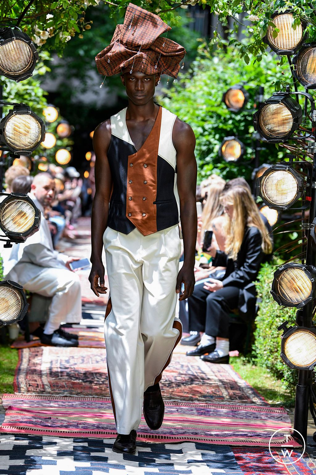 Fashion Week London Spring/Summer 2023 look 1 from the Ahluwalia collection menswear