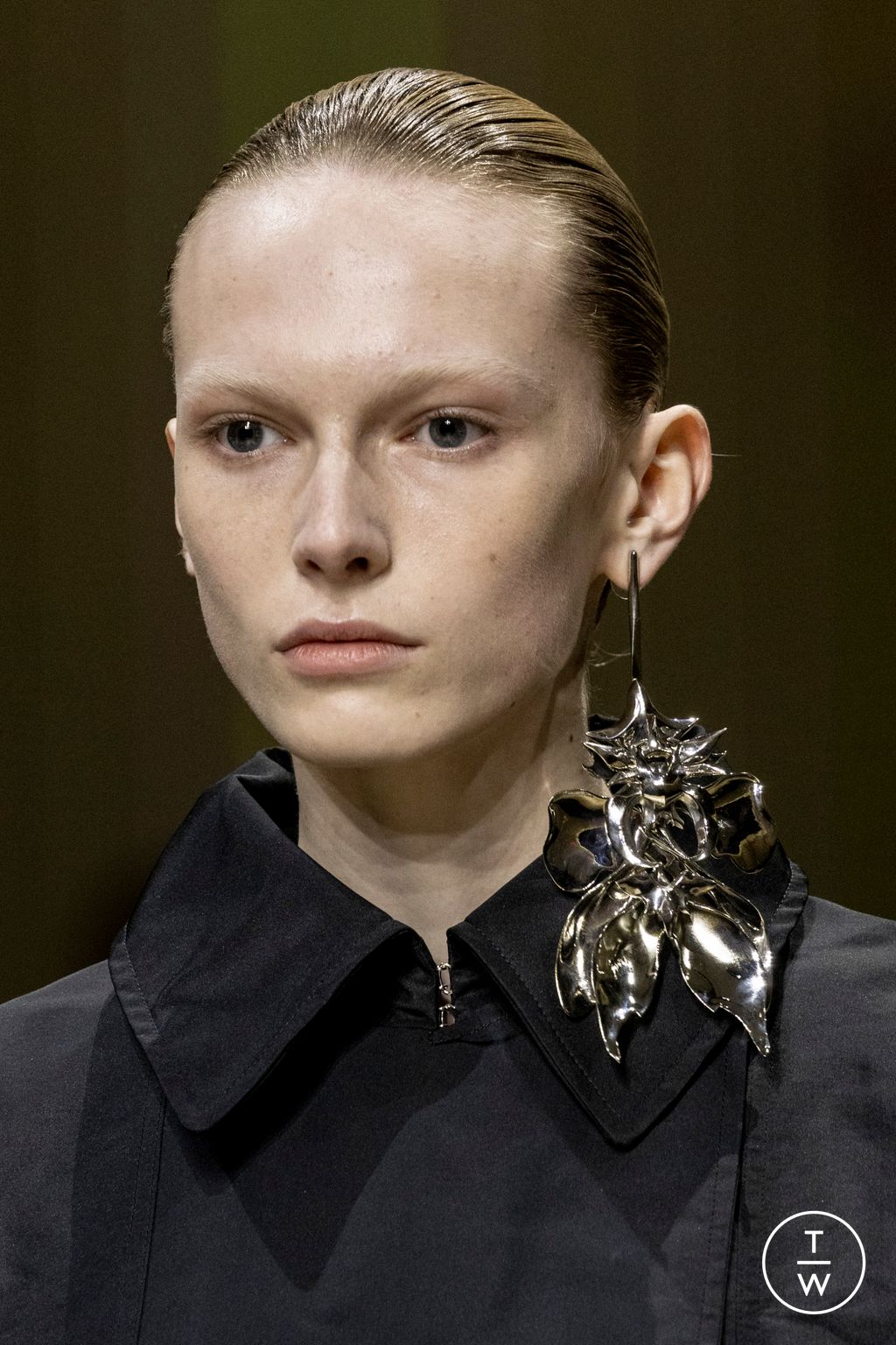 Fashion Week Paris Fall/Winter 2023 look 36 from the Alexander McQueen collection womenswear accessories