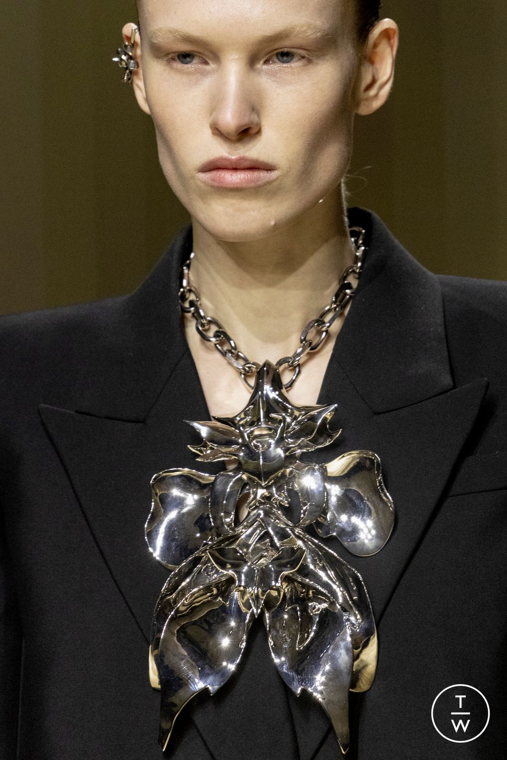 Fashion Week Paris Fall/Winter 2023 look 39 from the Alexander McQueen collection womenswear accessories