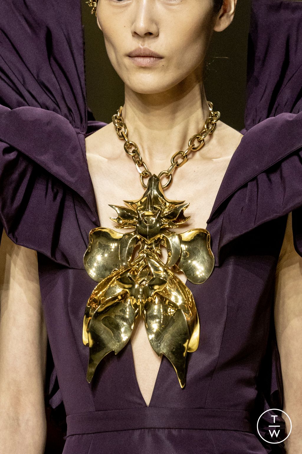 Fashion Week Paris Fall/Winter 2023 look 40 from the Alexander McQueen collection womenswear accessories