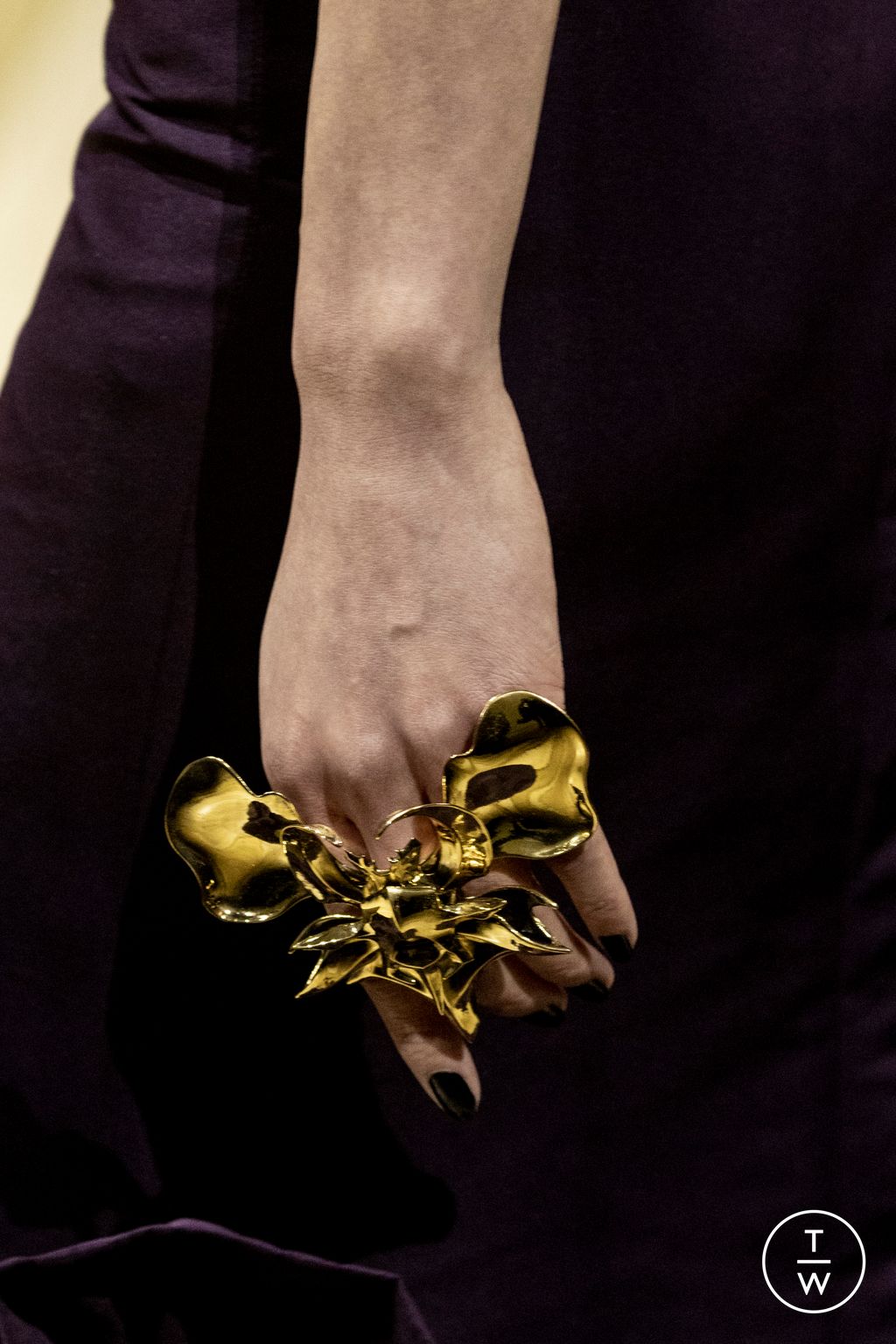 Fashion Week Paris Fall/Winter 2023 look 41 from the Alexander McQueen collection womenswear accessories