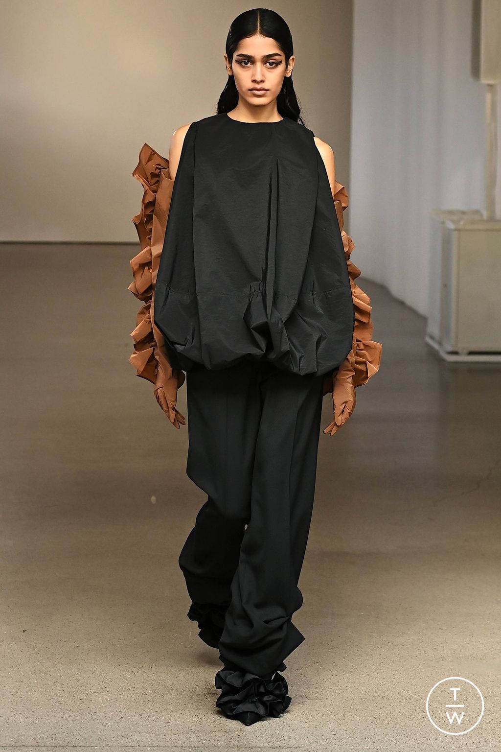 Fashion Week New York Fall/Winter 2023 look 24 from the AKNVAS collection womenswear