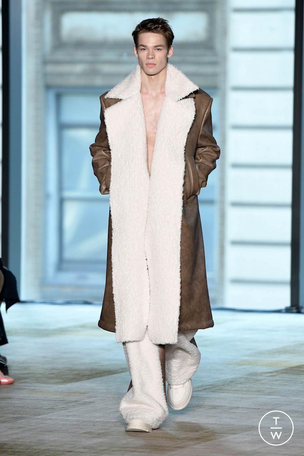 Fashion Week New York Fall/Winter 2024 look 16 from the AKNVAS collection 女装