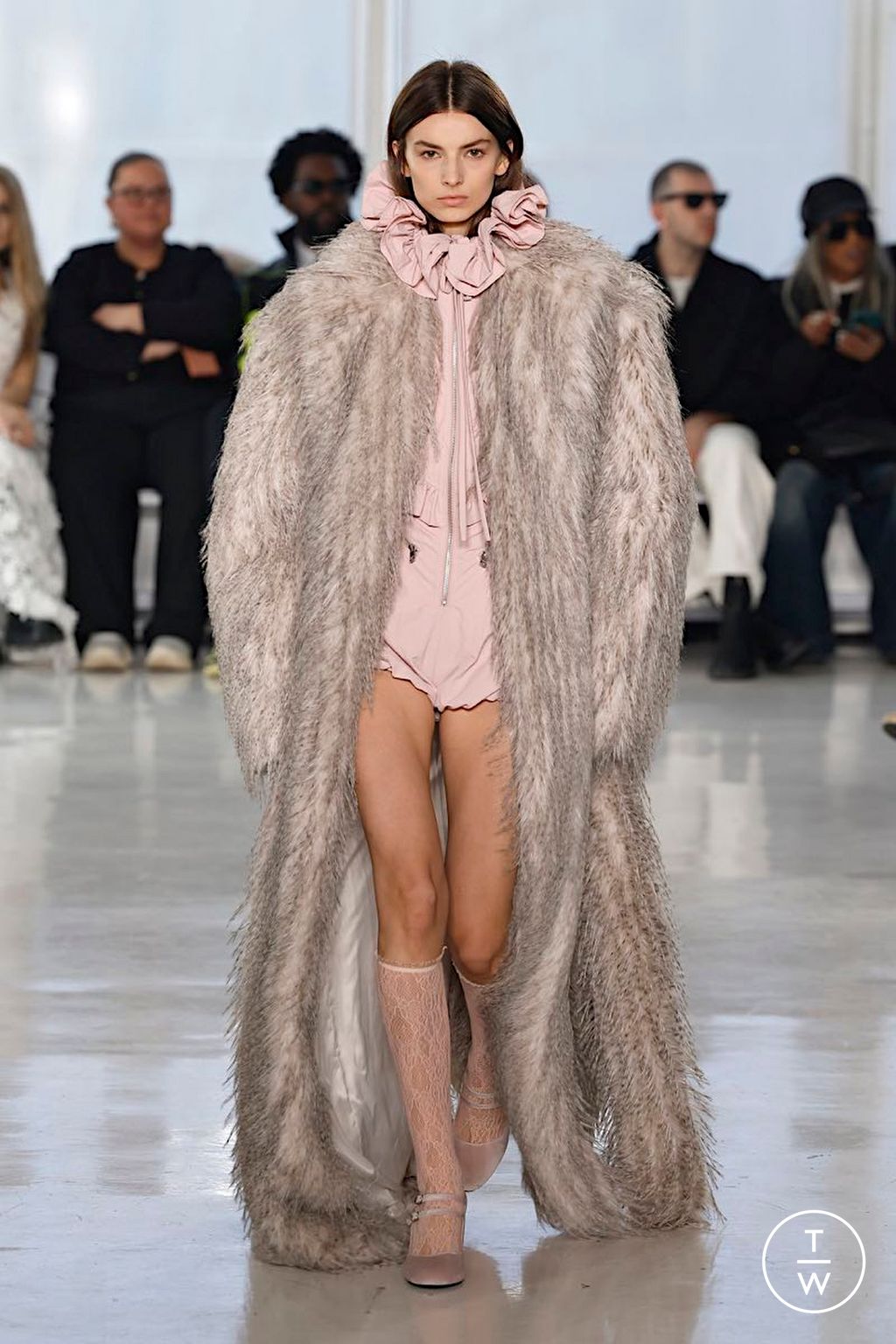 Fashion Week New York Fall/Winter 2025 look 15 from the AKNVAS collection 女装