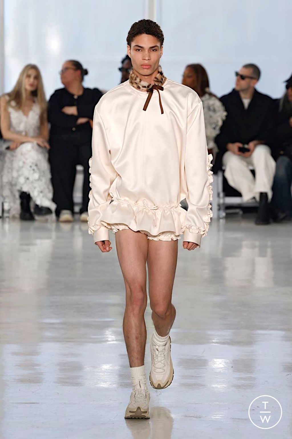 Fashion Week New York Fall/Winter 2025 look 16 de la collection AKNVAS womenswear