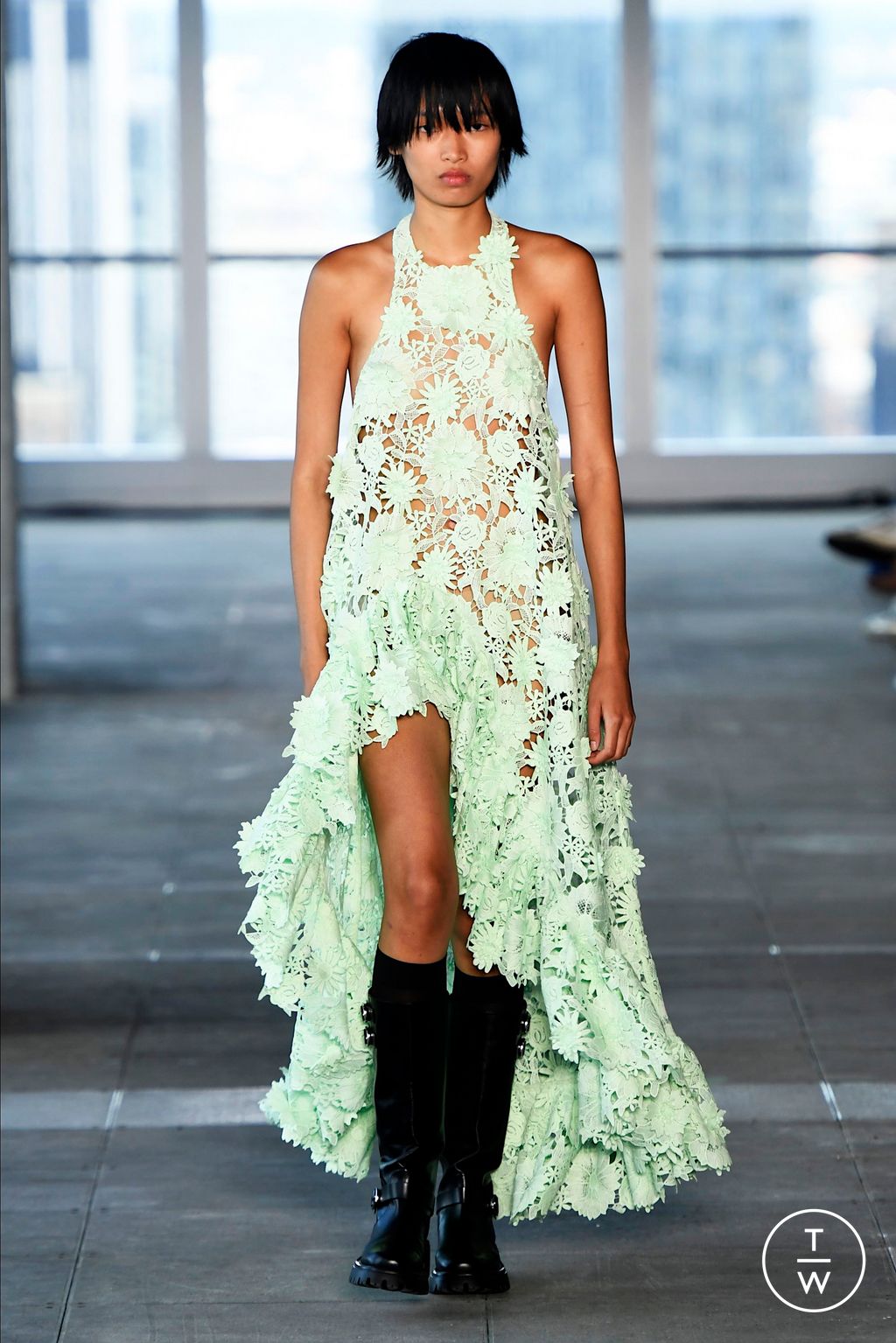 Fashion Week New York Spring-Summer 2025 look 28 from the AKNVAS collection 女装