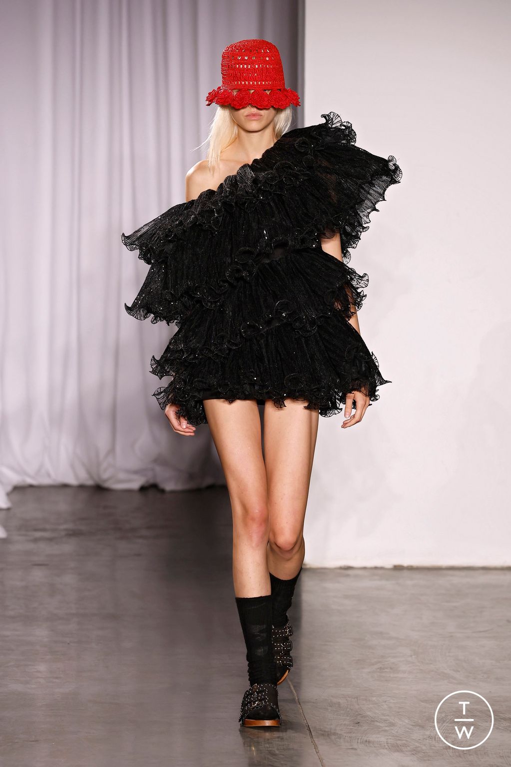 Fashion Week New York Spring/Summer 2026 look 32 from the AKNVAS collection womenswear