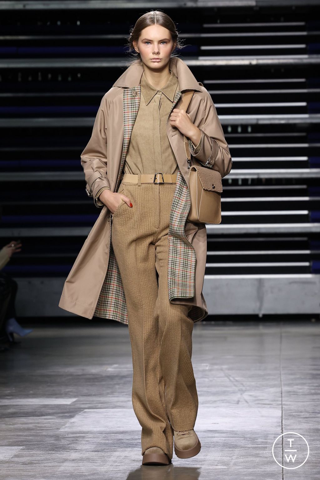 Fashion Week Paris Fall/Winter 2023 look 4 de la collection Akris womenswear