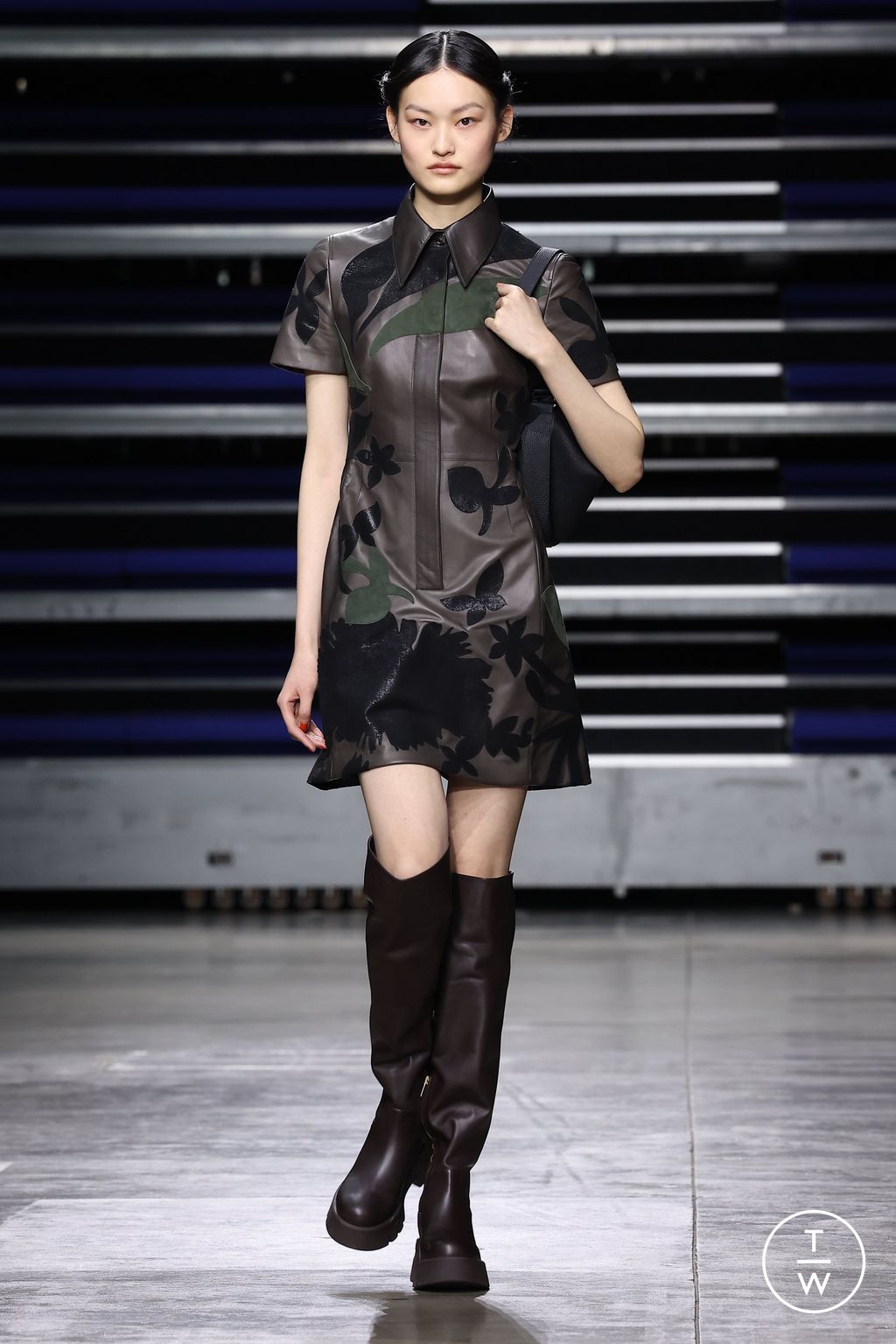 Fashion Week Paris Fall/Winter 2023 look 24 from the Akris collection 女装