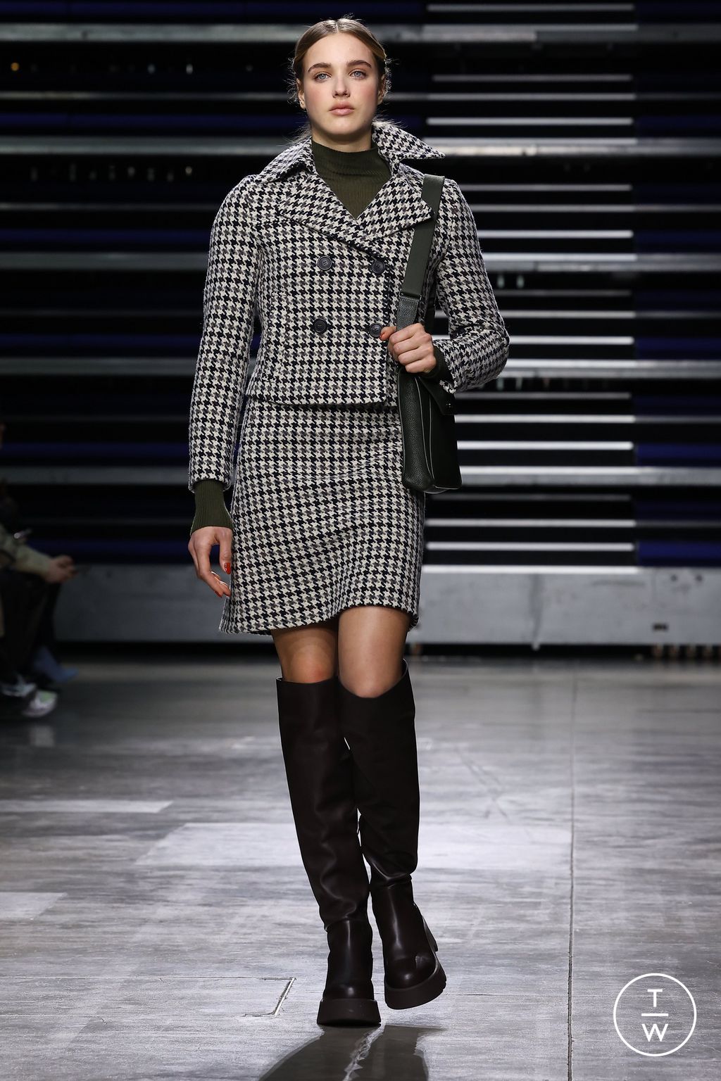 Fashion Week Paris Fall/Winter 2023 look 44 de la collection Akris womenswear