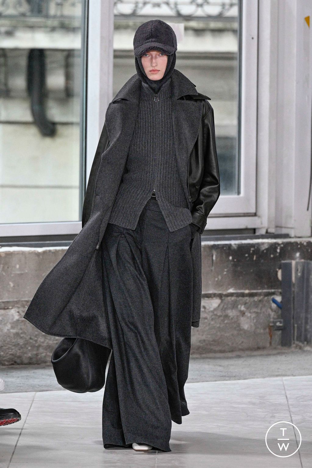 Fashion Week Paris Fall/Winter 2024 look 24 from the Akris collection 女装