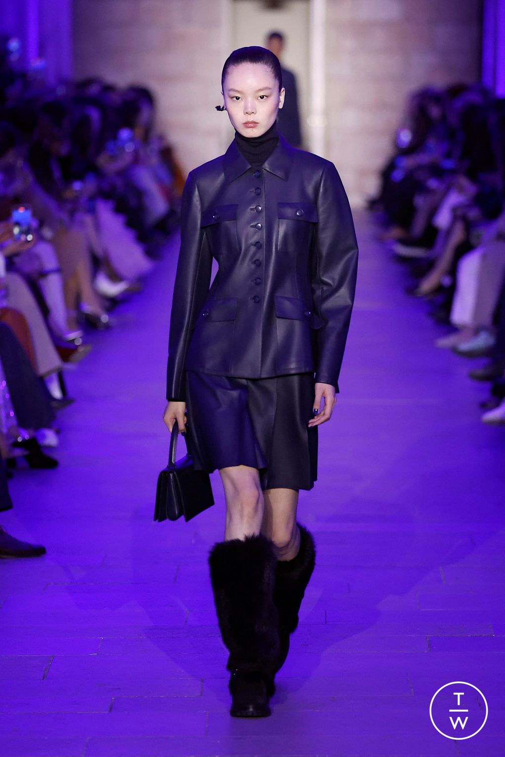 Fashion Week Paris Fall/Winter 2025 look 3 de la collection Akris womenswear
