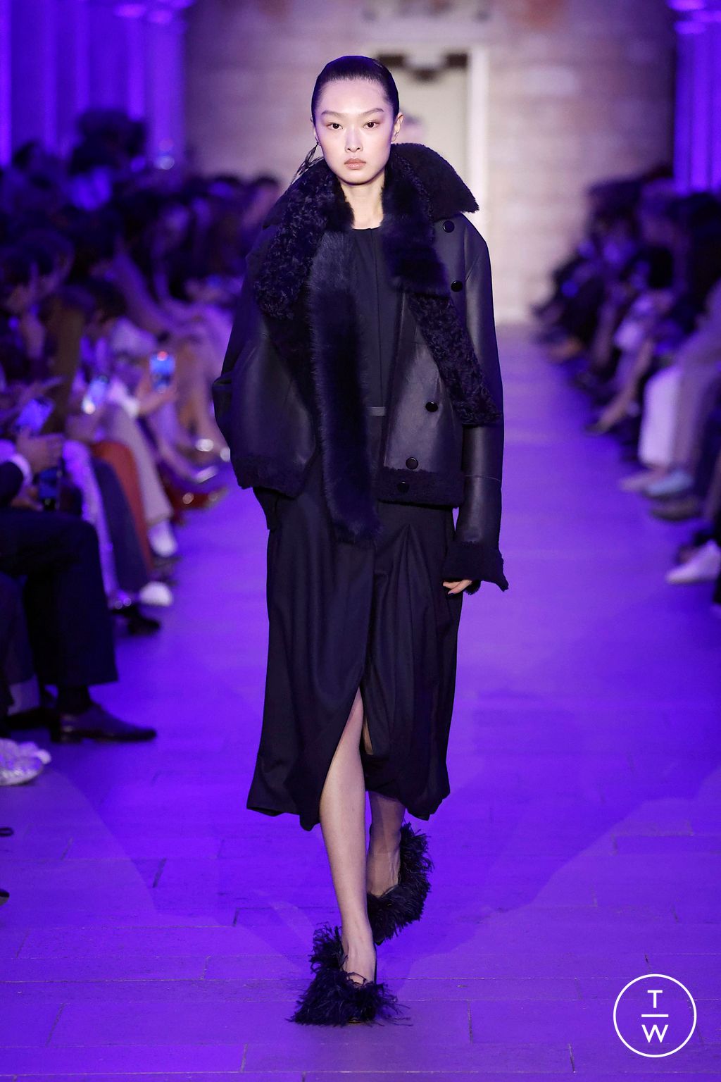 Fashion Week Paris Fall/Winter 2025 look 38 from the Akris collection 女装