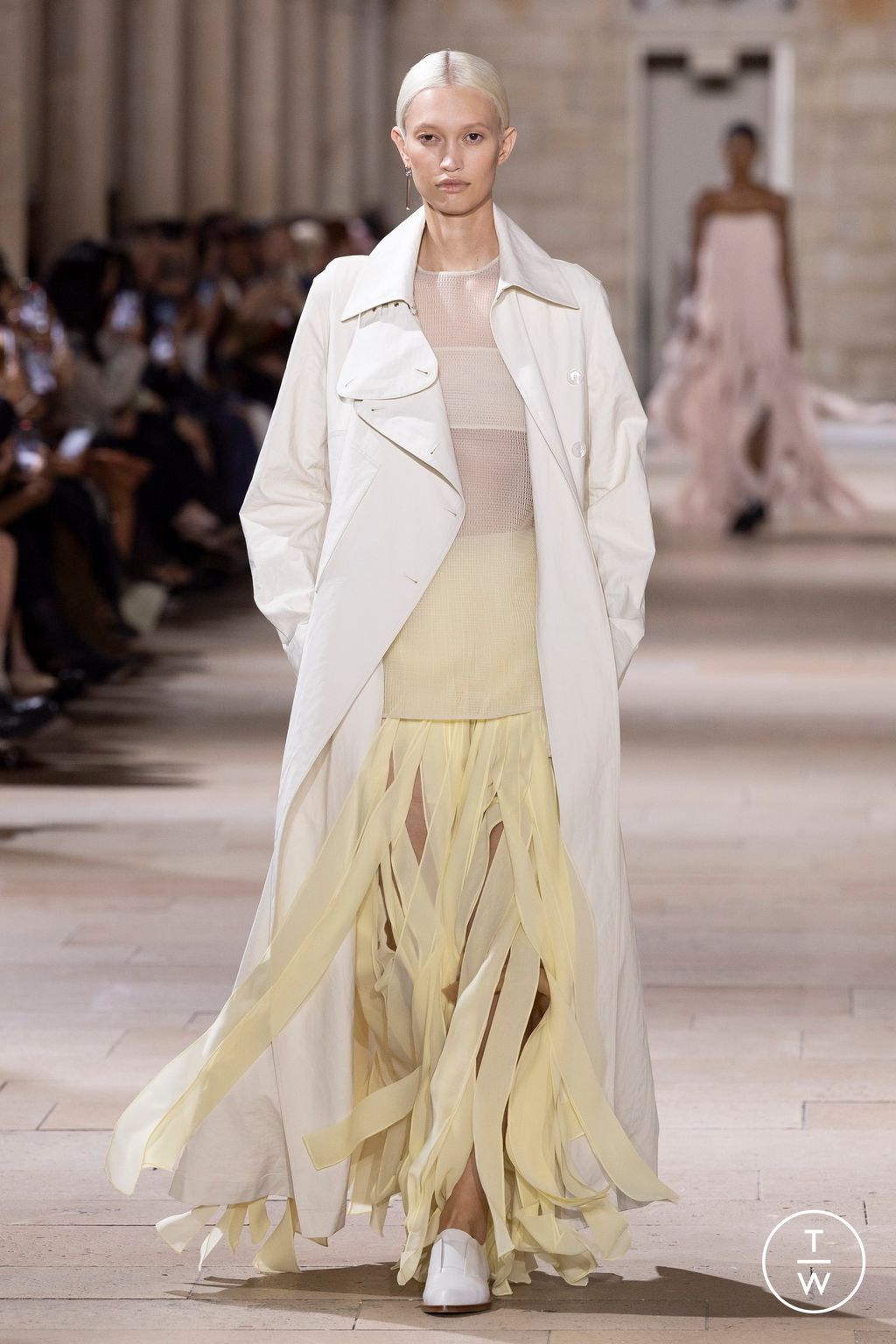 Fashion Week Paris Spring/Summer 2025 look 24 de la collection Akris womenswear