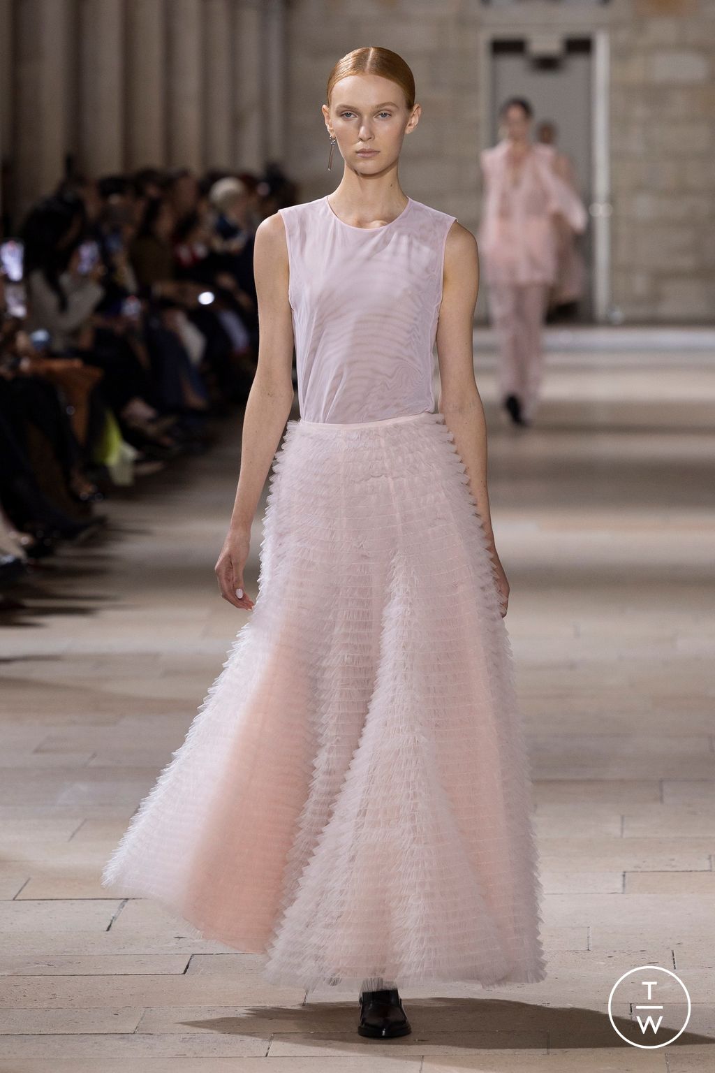 Fashion Week Paris Spring/Summer 2025 look 33 from the Akris collection 女装