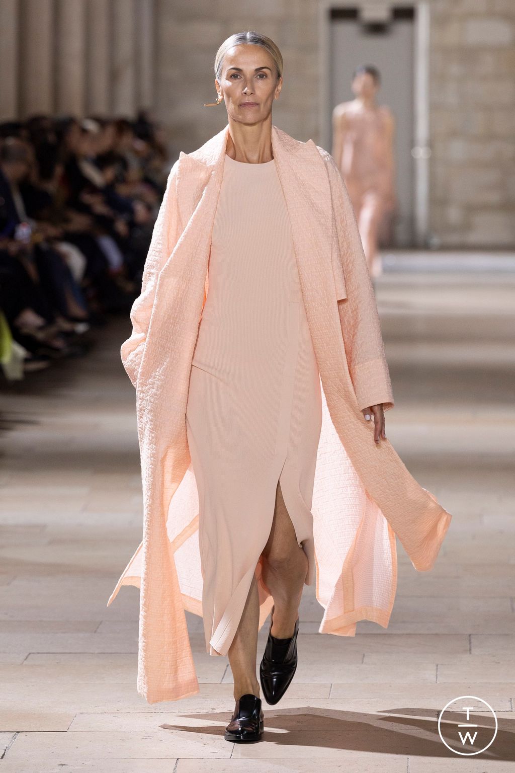 Fashion Week Paris Spring/Summer 2025 look 35 from the Akris collection 女装