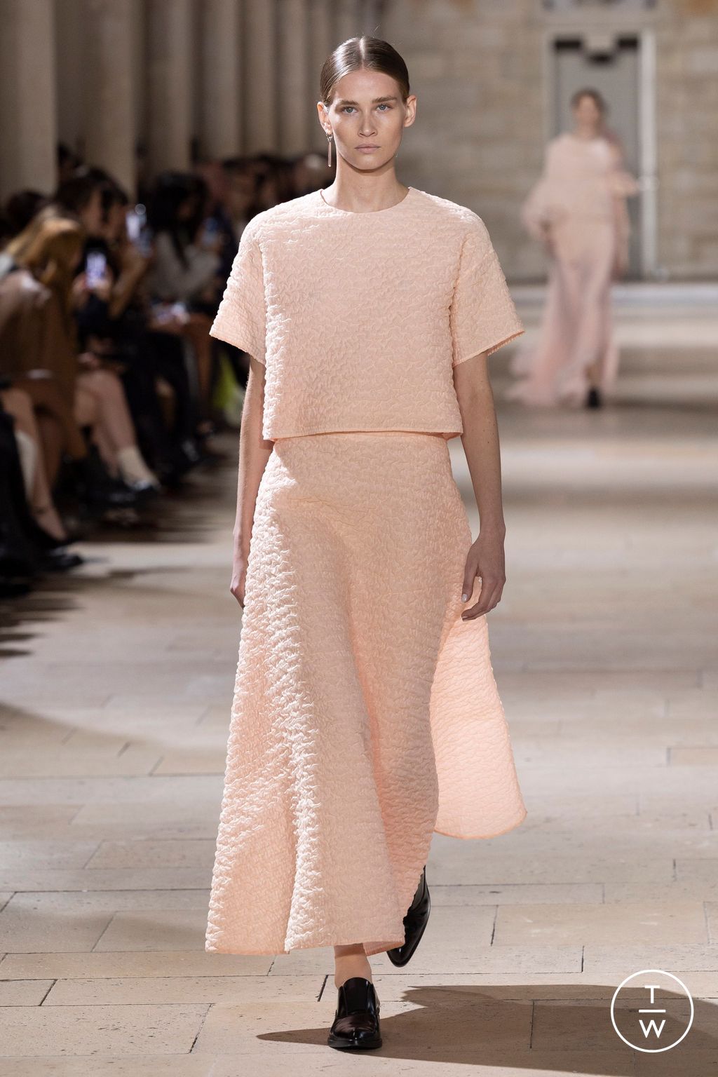 Fashion Week Paris Spring/Summer 2025 look 37 from the Akris collection 女装
