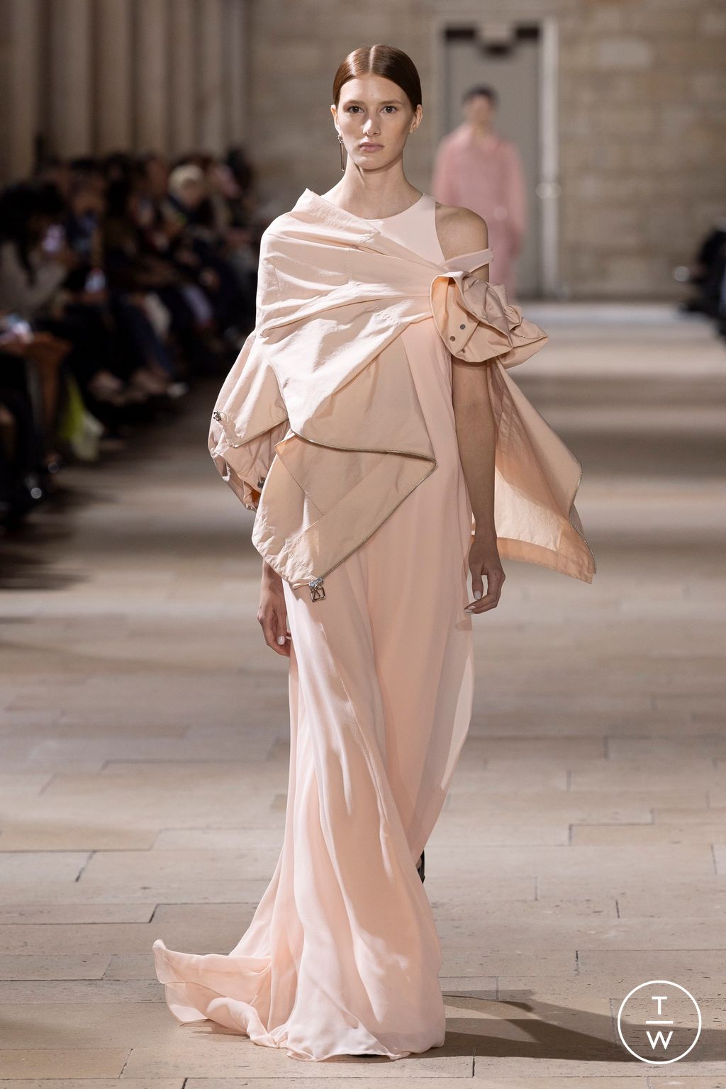 Fashion Week Paris Spring/Summer 2025 look 38 from the Akris collection womenswear