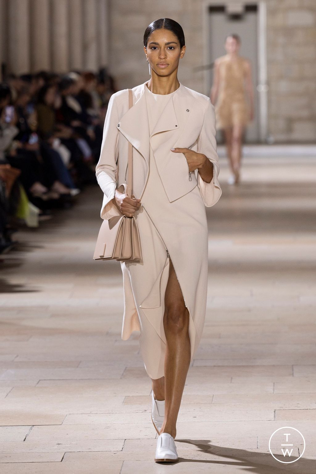 Fashion Week Paris Spring/Summer 2025 look 42 from the Akris collection 女装