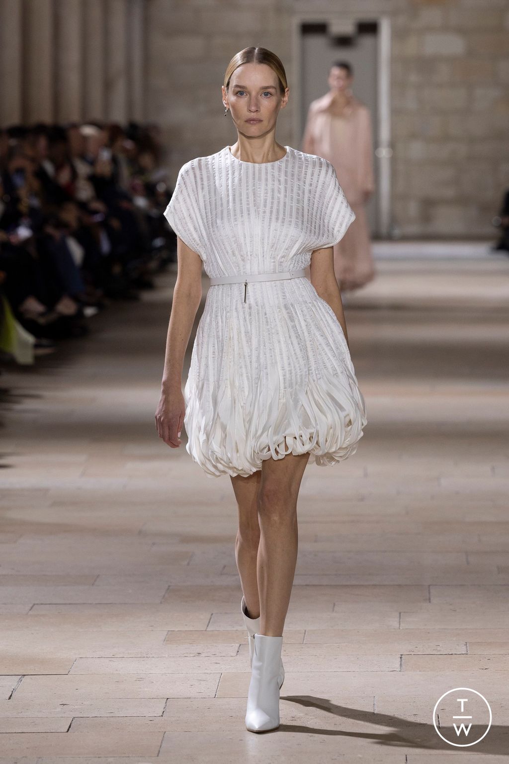 Fashion Week Paris Spring/Summer 2025 look 46 from the Akris collection 女装