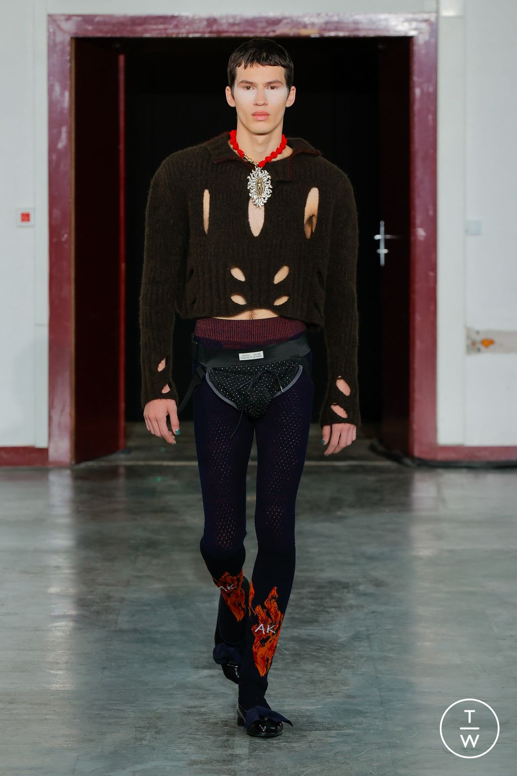 Fashion Week Paris Fall/Winter 2024 look 1 de la collection Andreas Kronthaler for Vivienne Westwood womenswear