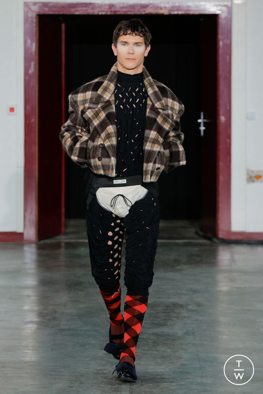 Fashion Week Paris Fall/Winter 2024 look 2 de la collection Andreas Kronthaler for Vivienne Westwood womenswear