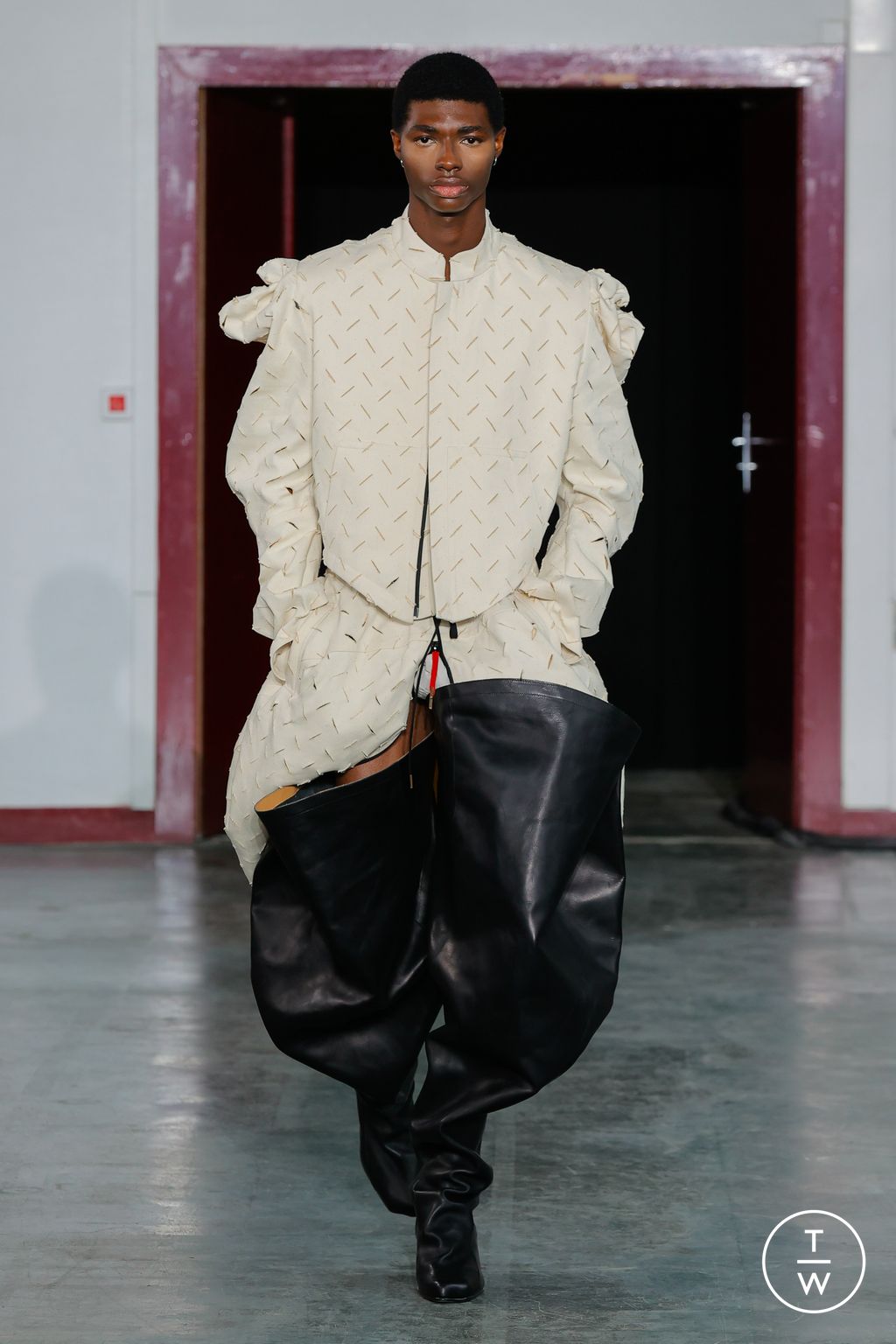 Fashion Week Paris Fall/Winter 2024 look 6 de la collection Andreas Kronthaler for Vivienne Westwood womenswear