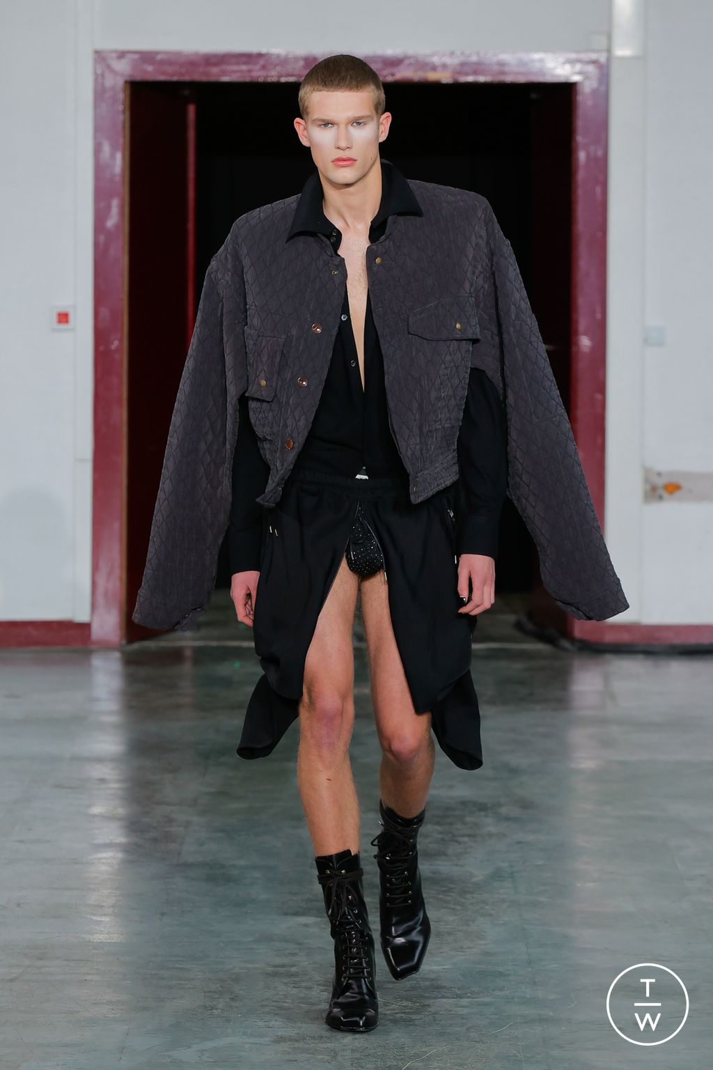 Fashion Week Paris Fall/Winter 2024 look 7 de la collection Andreas Kronthaler for Vivienne Westwood womenswear