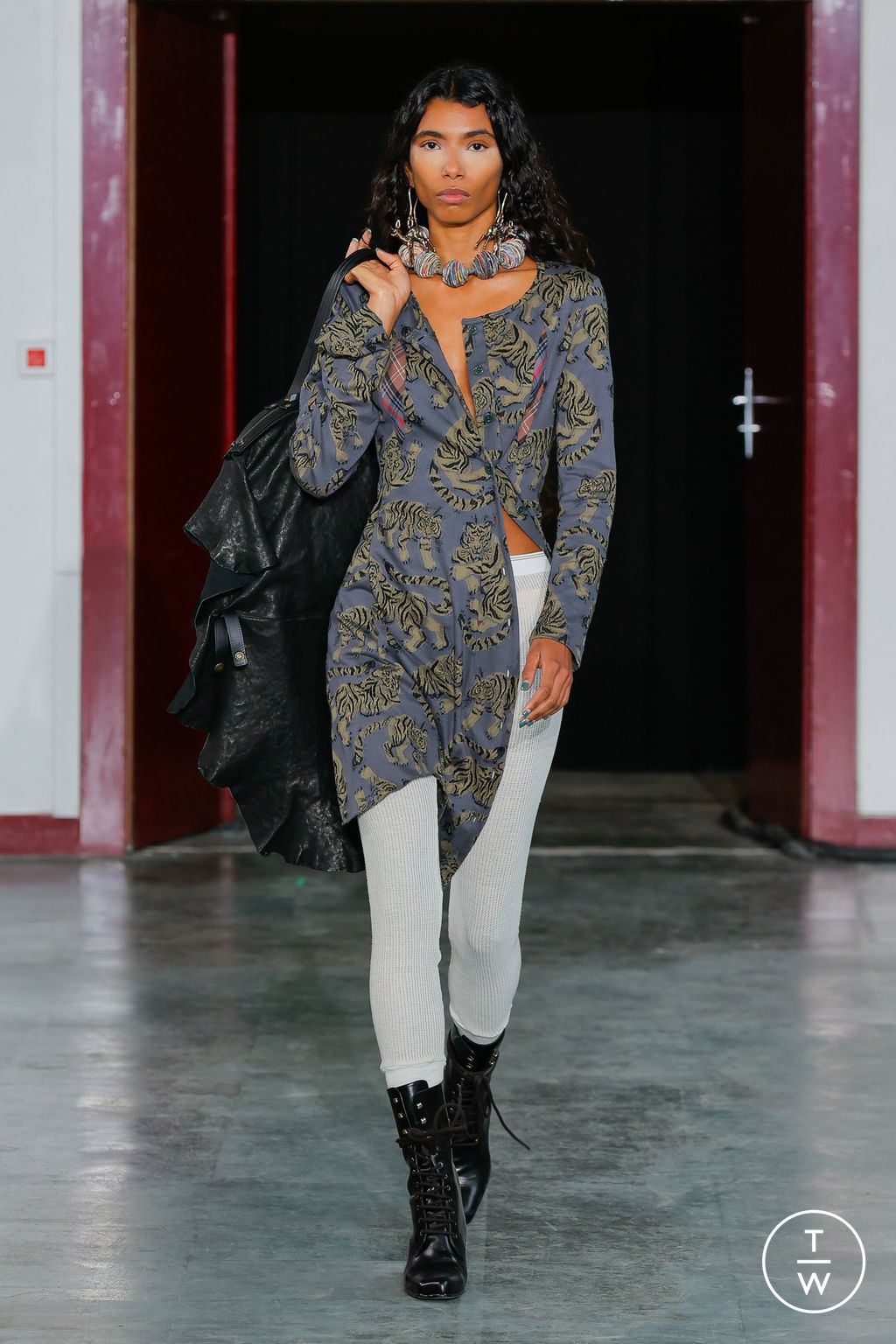 Fashion Week Paris Fall/Winter 2024 look 9 from the Andreas Kronthaler for Vivienne Westwood collection 女装