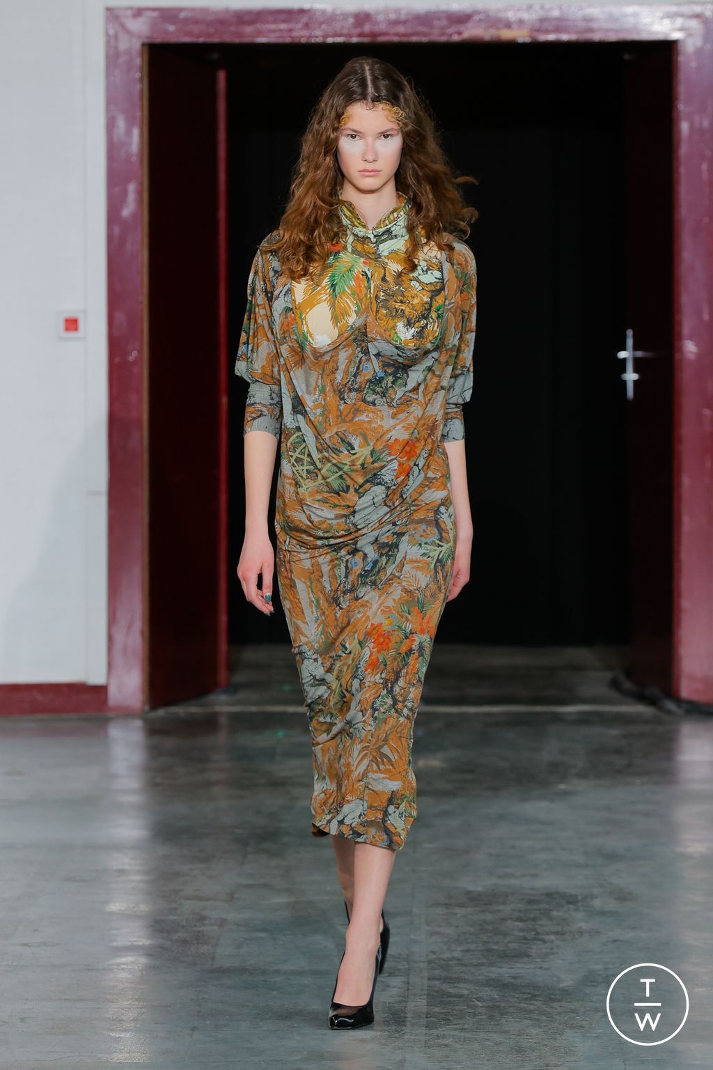 Fashion Week Paris Fall/Winter 2024 look 11 de la collection Andreas Kronthaler for Vivienne Westwood womenswear