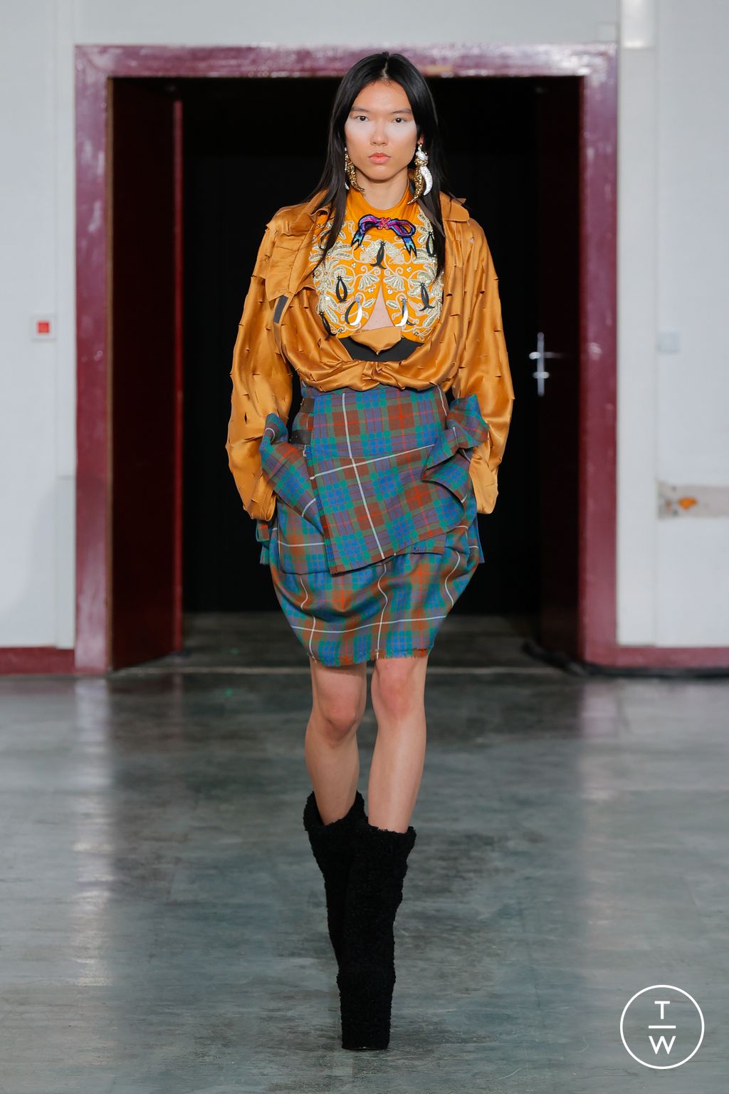 Fashion Week Paris Fall/Winter 2024 look 12 from the Andreas Kronthaler for Vivienne Westwood collection womenswear