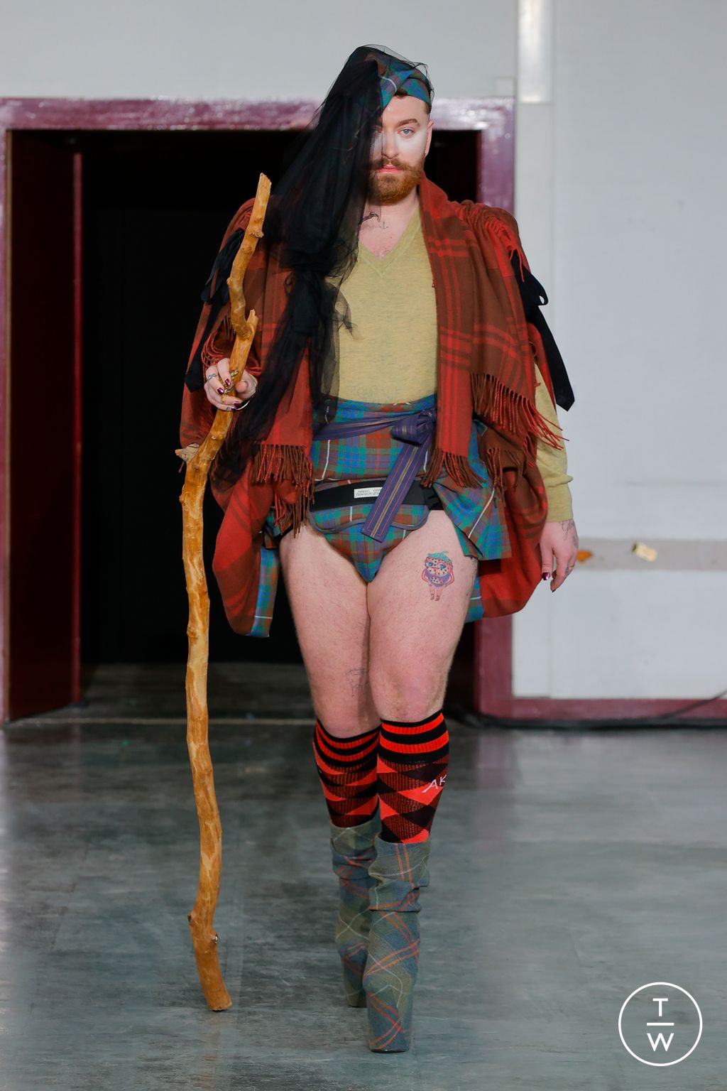 Fashion Week Paris Fall/Winter 2024 look 13 from the Andreas Kronthaler for Vivienne Westwood collection womenswear