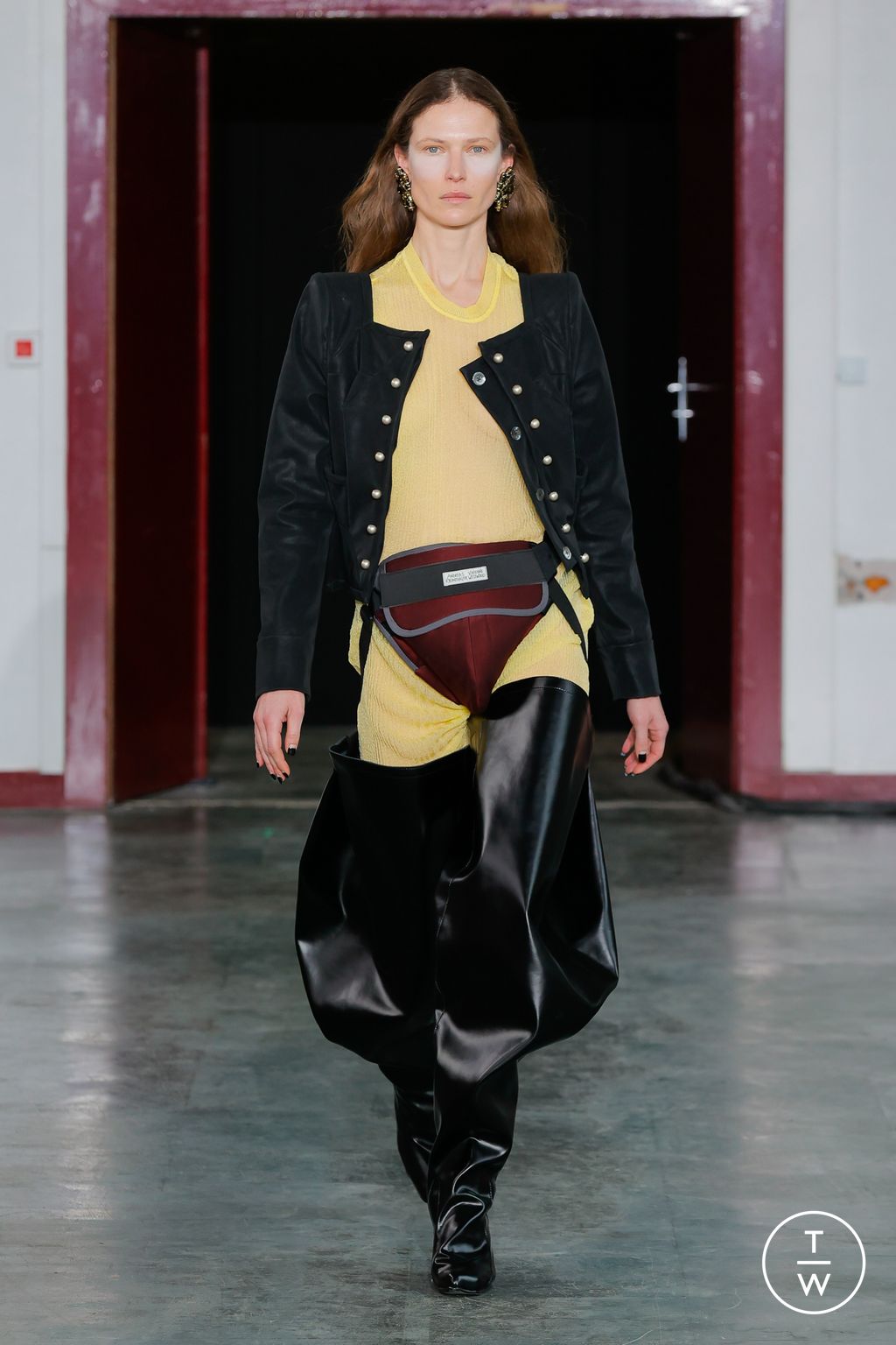 Fashion Week Paris Fall/Winter 2024 look 14 from the Andreas Kronthaler for Vivienne Westwood collection 女装