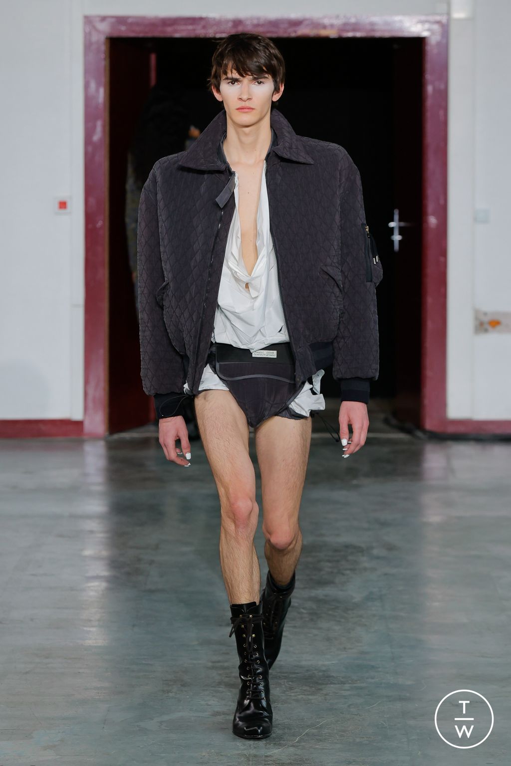 Fashion Week Paris Fall/Winter 2024 look 15 de la collection Andreas Kronthaler for Vivienne Westwood womenswear