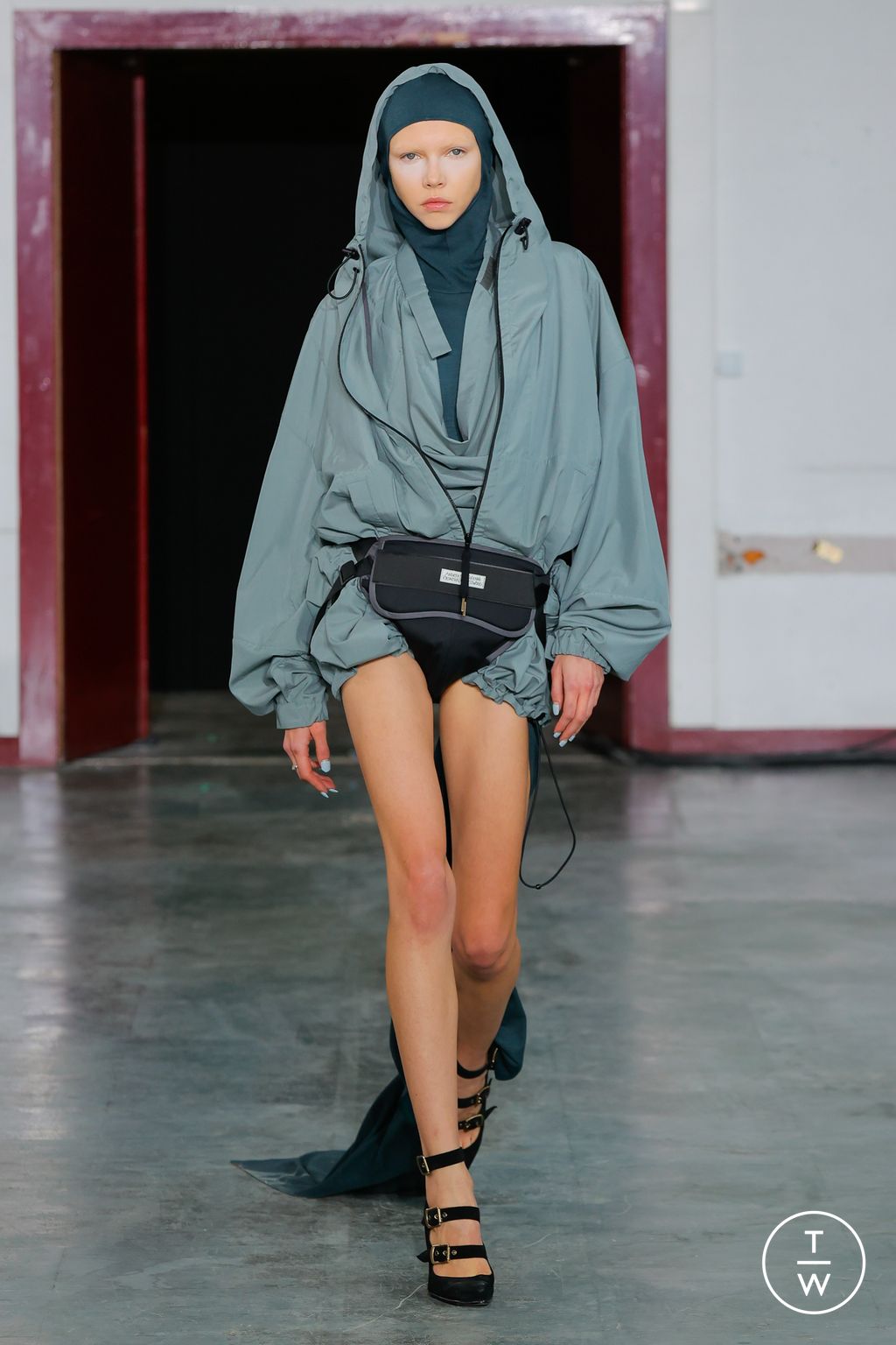 Fashion Week Paris Fall/Winter 2024 look 17 de la collection Andreas Kronthaler for Vivienne Westwood womenswear