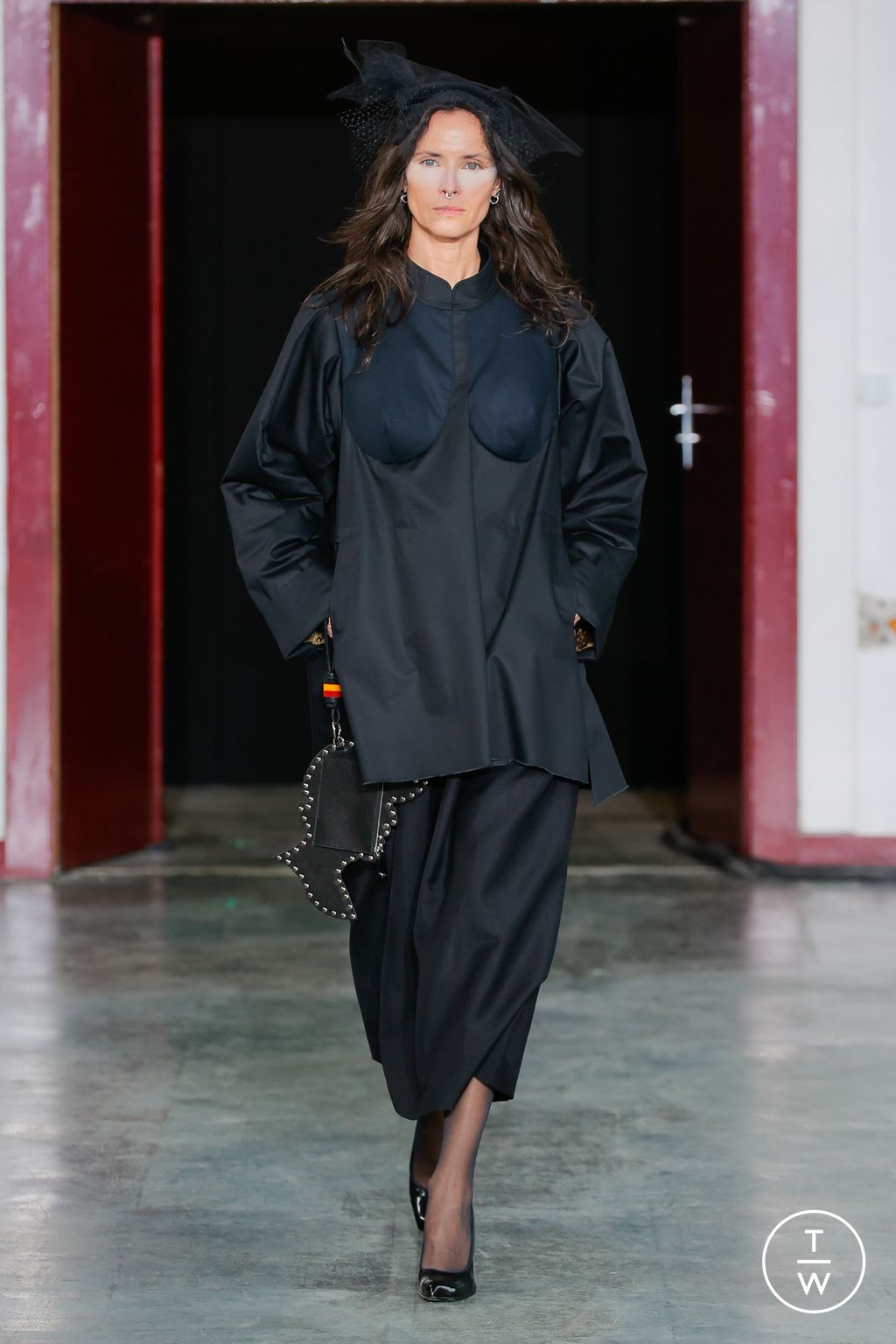Fashion Week Paris Fall/Winter 2024 look 19 de la collection Andreas Kronthaler for Vivienne Westwood womenswear