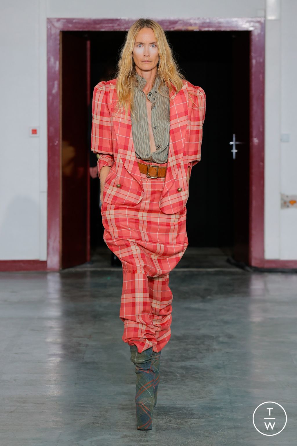 Fashion Week Paris Fall/Winter 2024 look 21 from the Andreas Kronthaler for Vivienne Westwood collection womenswear