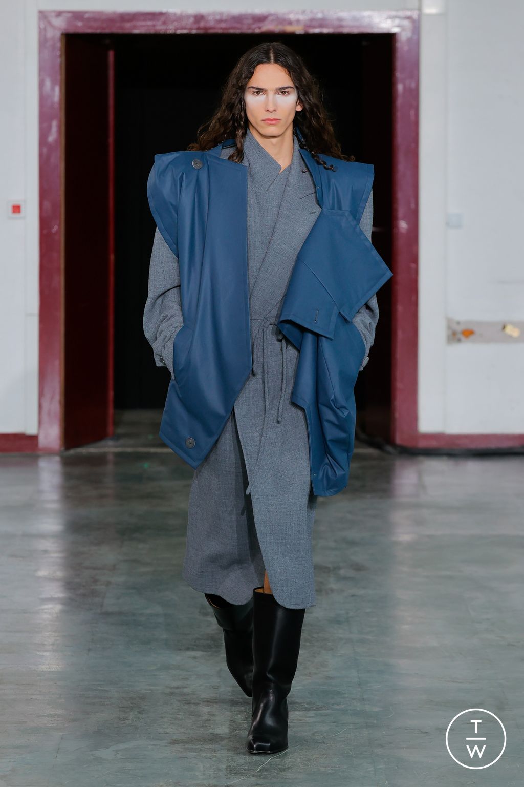 Fashion Week Paris Fall/Winter 2024 look 22 de la collection Andreas Kronthaler for Vivienne Westwood womenswear