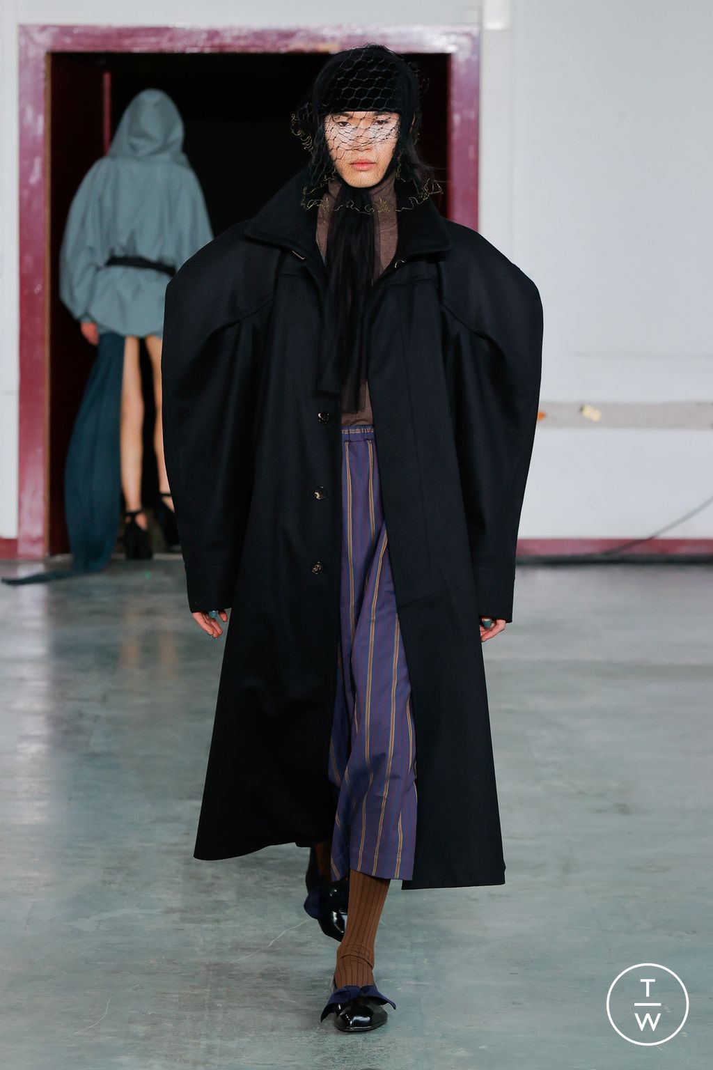 Fashion Week Paris Fall/Winter 2024 look 23 de la collection Andreas Kronthaler for Vivienne Westwood womenswear