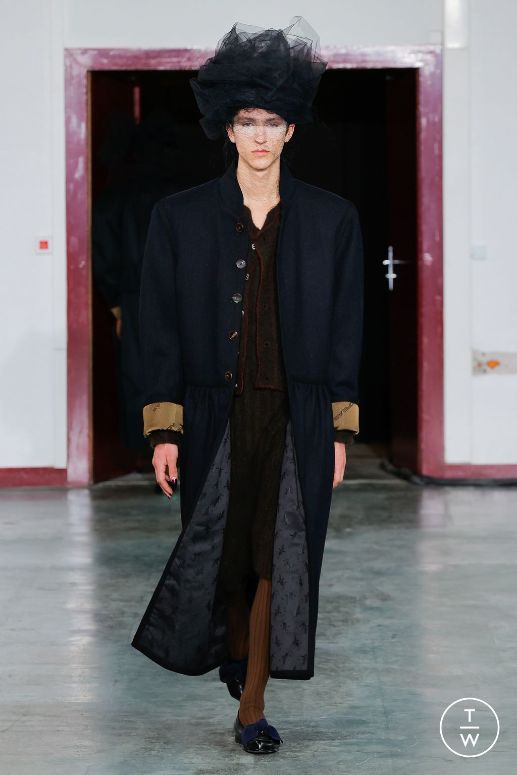 Fashion Week Paris Fall/Winter 2024 look 25 from the Andreas Kronthaler for Vivienne Westwood collection 女装