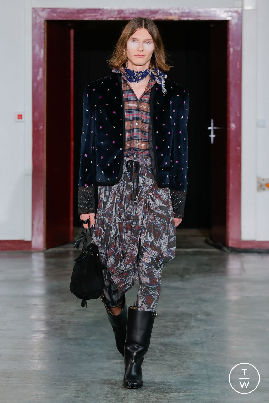 Fashion Week Paris Fall/Winter 2024 look 28 from the Andreas Kronthaler for Vivienne Westwood collection 女装