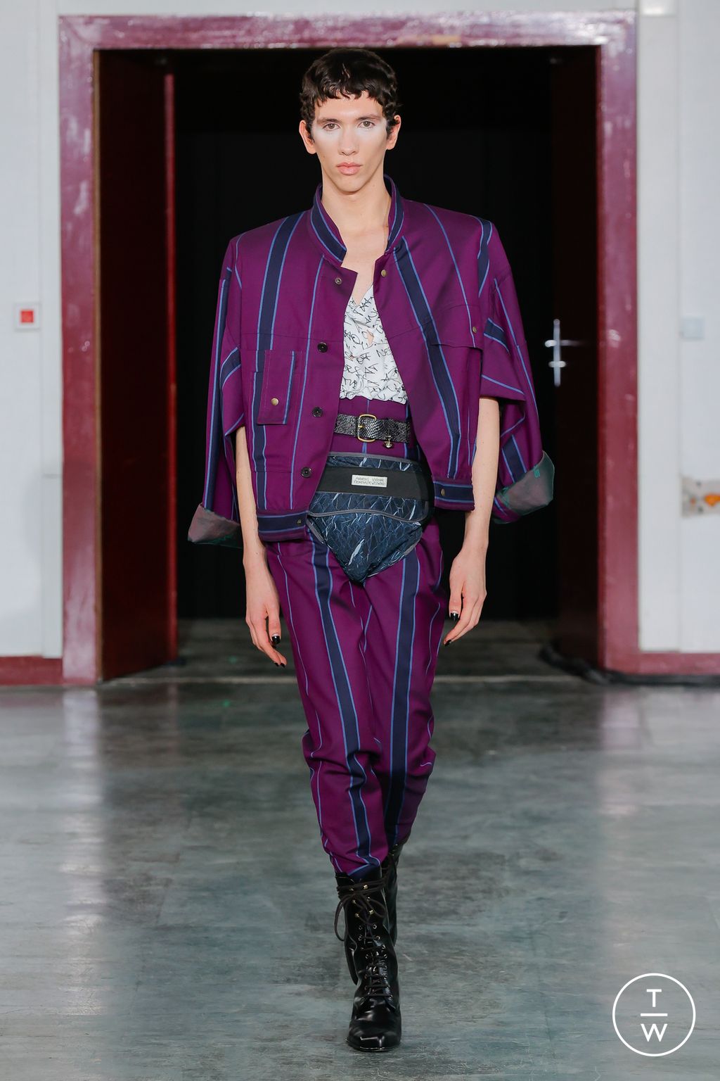 Fashion Week Paris Fall/Winter 2024 look 29 from the Andreas Kronthaler for Vivienne Westwood collection womenswear